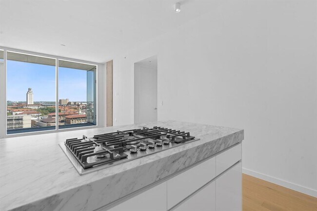 Building Photo - 313 W 17th St