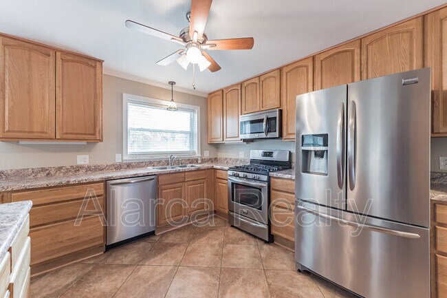 Building Photo - 83 Tulip Ave SW