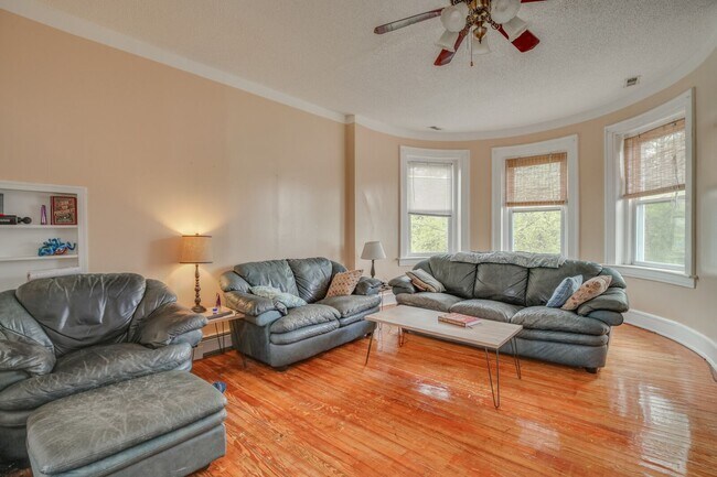 Building Photo - Newport Avenue 3901