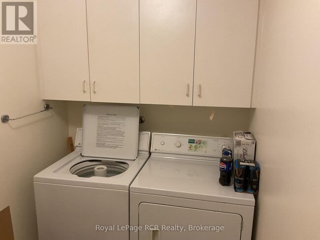 Photo du bâtiment - 2555-2555 3rd Ave W