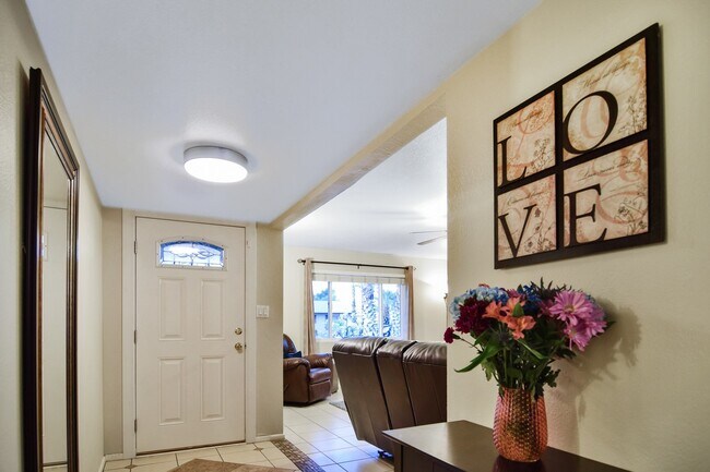 Building Photo - Gorgeous 4 bed 3 bath with pool in Tempe!