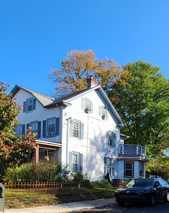 Vista lateral del apartamento A del segundo piso con terraza - 443 Green Ln