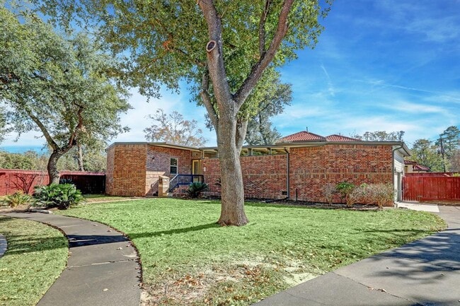Building Photo - 12903 Figaro Dr