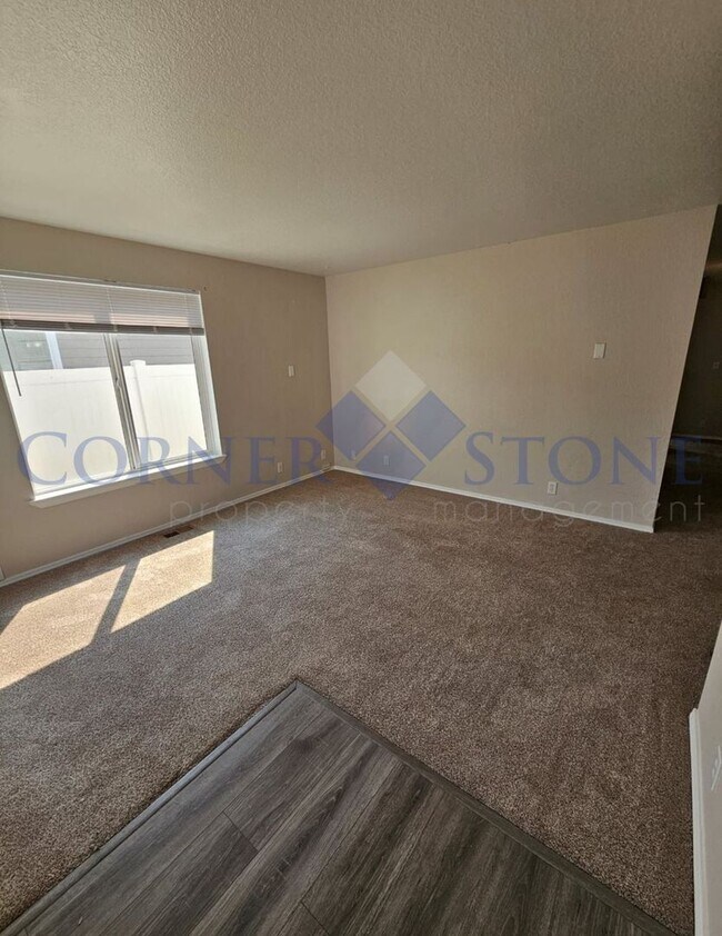 Building Photo - Move In Today! Wonderful Duplex in Nampa!