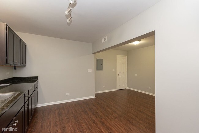 Foto del edificio - 5833 W Irving Park Rd