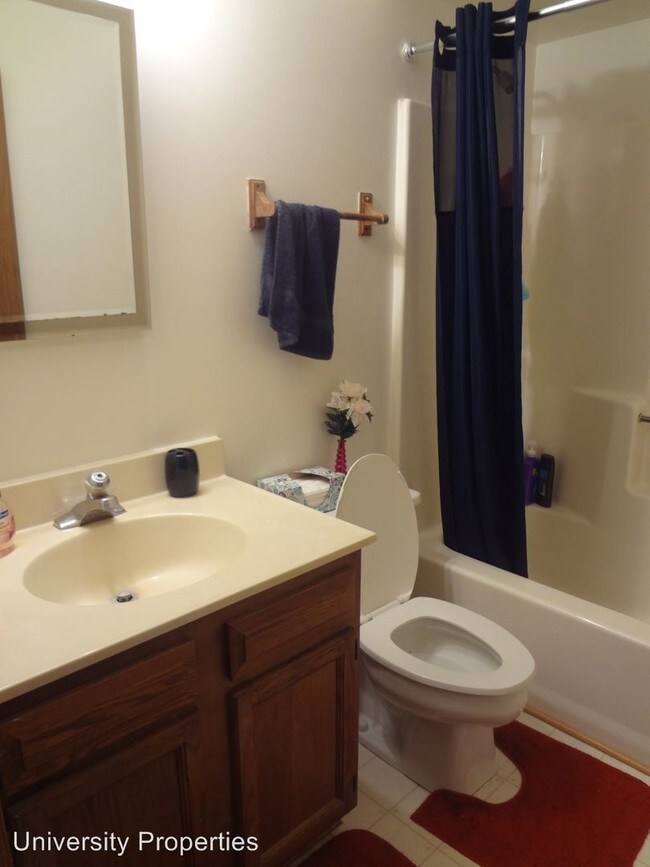 Building Photo - 3 br, 1.5 bath Room For Rent - 3164 Kylemore