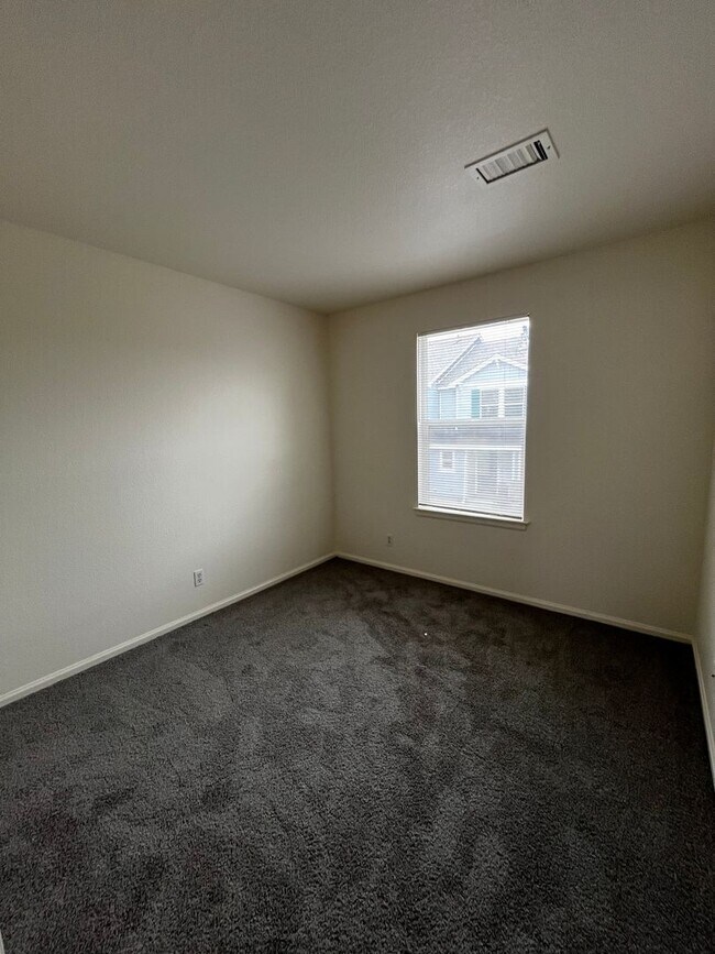 Foto del edificio - Grant Ranch 3 Bedroom 2.5 Bathroom Townhome available NOW!