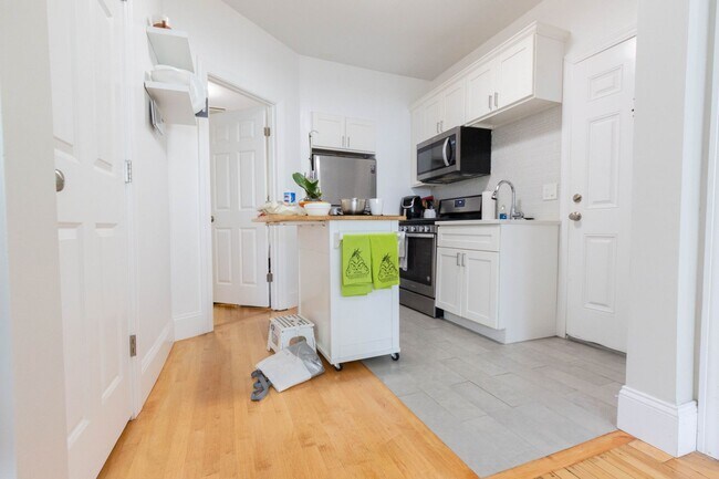 Foto del edificio - UNBELIEVABLE DEAL!!!  RENOVATED ALLSTON 2 ...