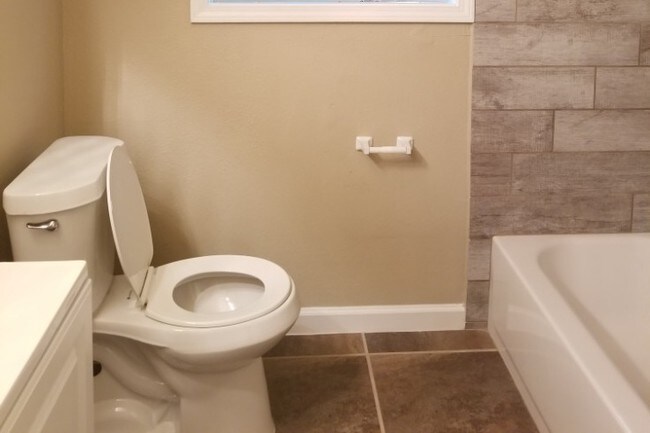 baño - 7065 Bellfort LLC