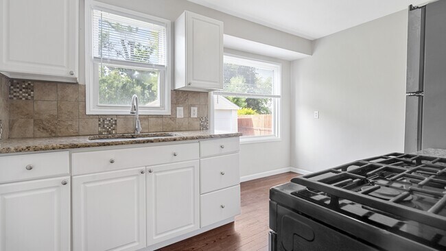 Building Photo - 1527 Merrill Ave