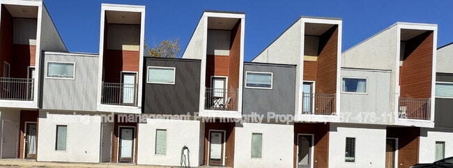 Building Photo - 113 Bayou St