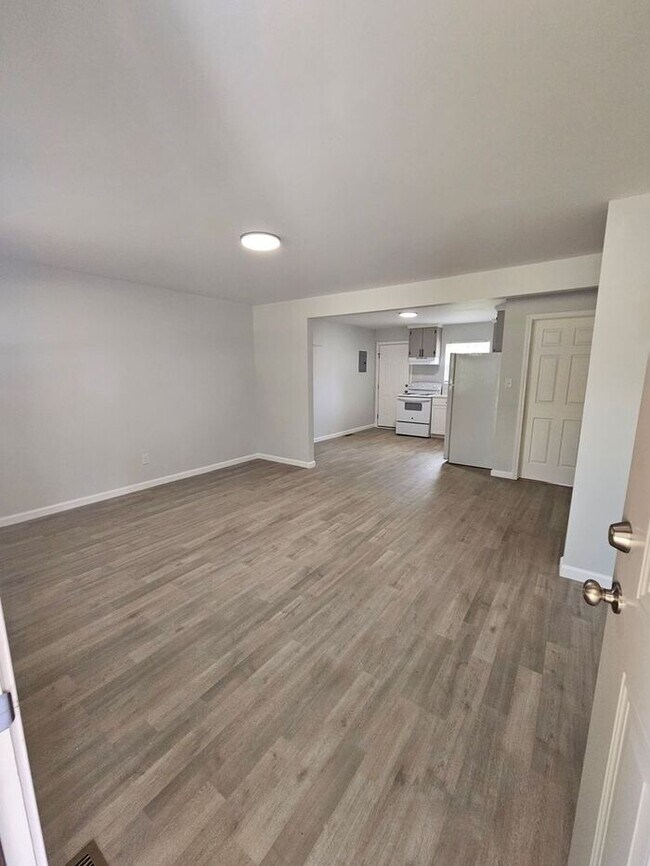 Foto del edificio - Renovated 2BD/1BA Duplex in Newton