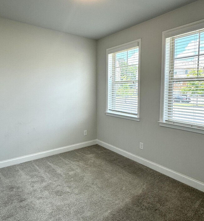 Building Photo - 588 Amarante Cir