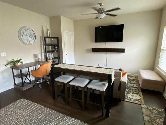 Foto del edificio - 513 Highwood Ln