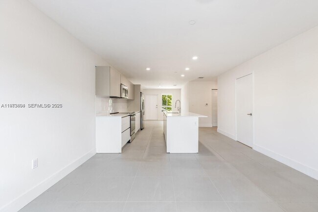 Building Photo - 2505 NE 193rd St