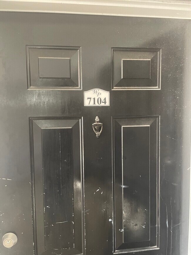 Building Photo - New Flooring Great Location!