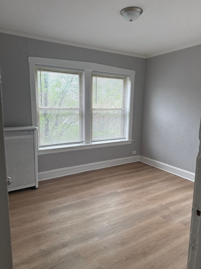 Foto del edificio - 2 BEDROOM 1 BATHROOM