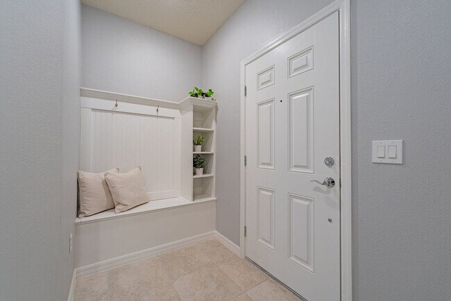 Building Photo - 886 Paradise Dr