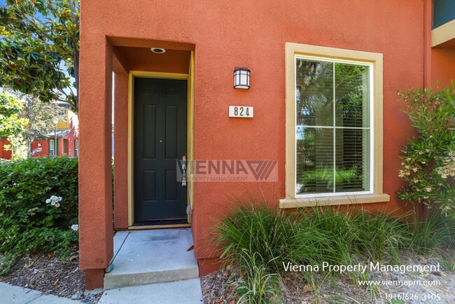 Building Photo - Beautiful Townhouse for Rent in Sacramento!