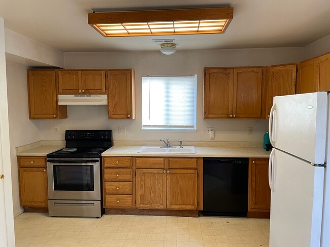 Kitchen - 780 Century Ln