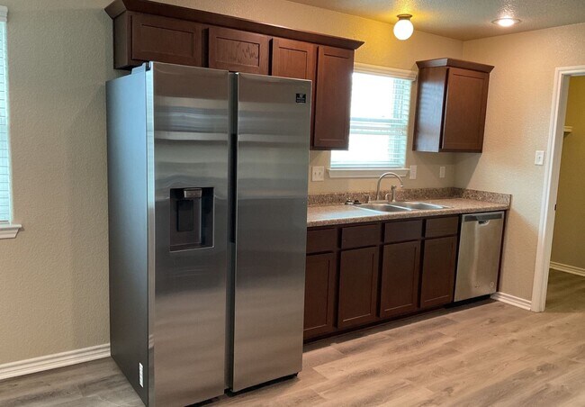 Building Photo - AVAILABLE NOW!