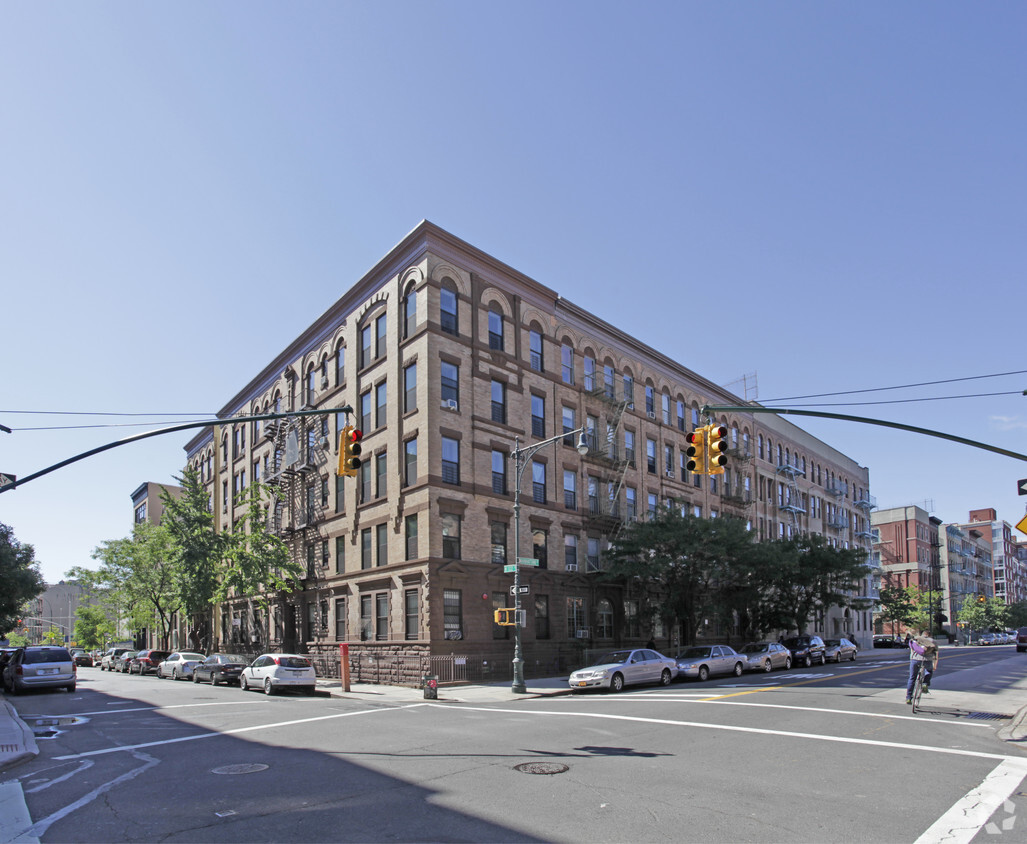 Primary Photo - 520 Manhattan Ave