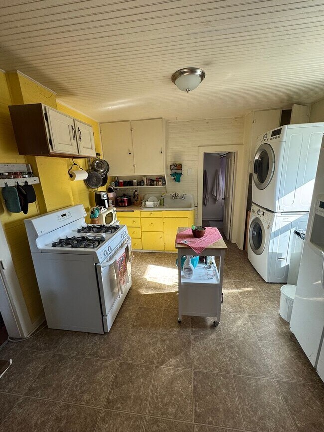 Building Photo - One Bedroom Cottage Available in Louisville!