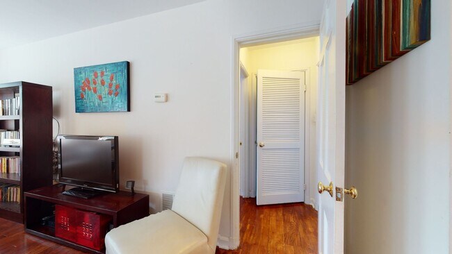 Foto del edificio - McLean Gardens 1,000 Sq Foot Loft Style Ap...