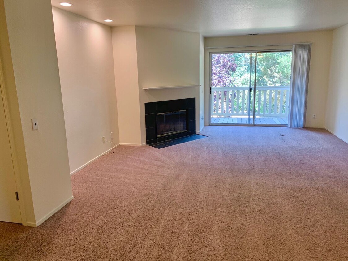 Foto del edificio - Quiet and Spacious 2 Bedroom 1 Bath Apartment with Ample Closet Space