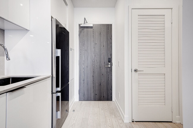 Building Photo - 25-425 Richmond St E