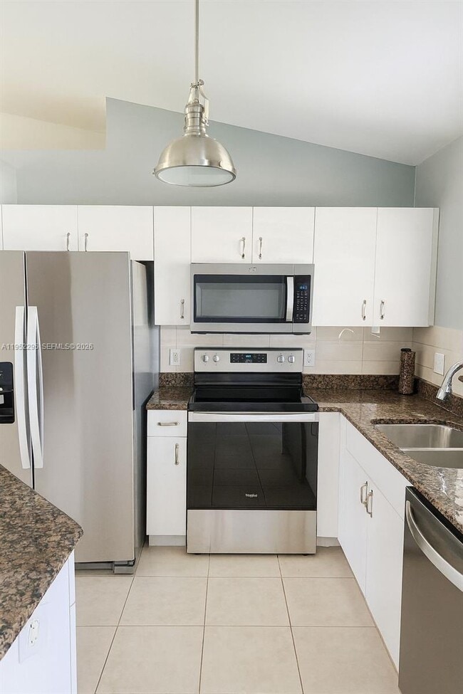 Building Photo - 118 NE 9th Ct