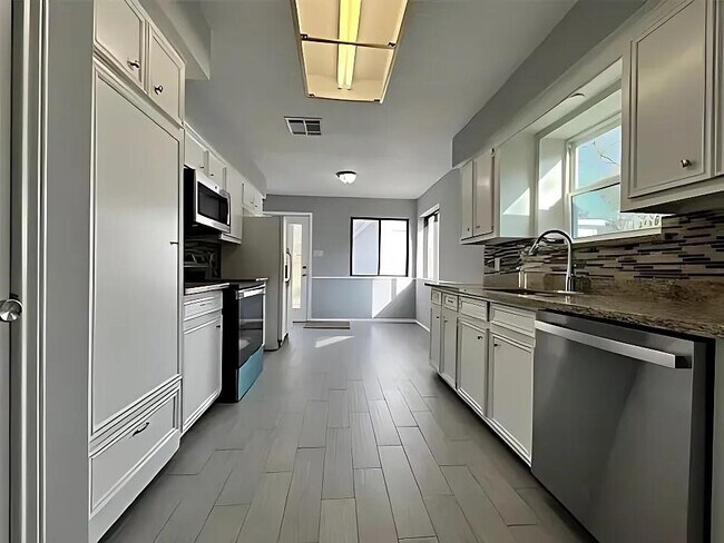 Foto del edificio - 7918 Midland Forest Dr
