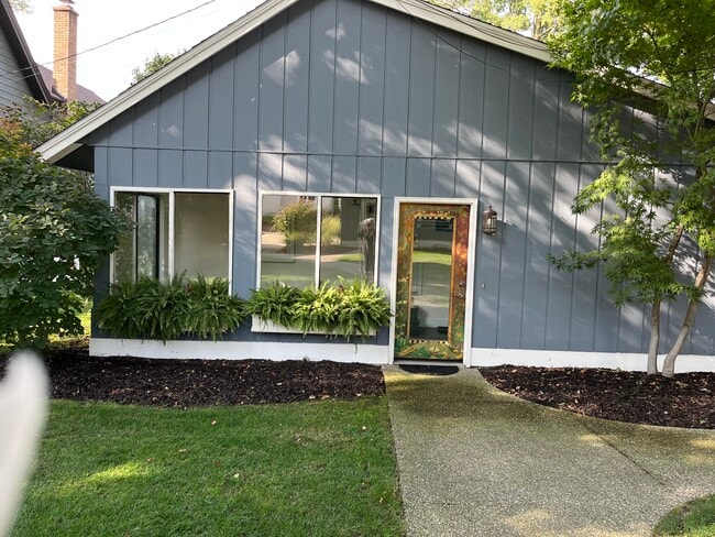 Building Photo - 571 W End Dr
