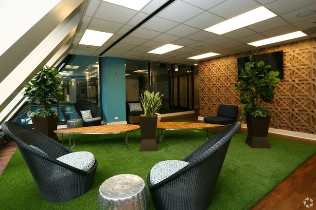 Building Photo - Huge 1 Bedroom in The Heart of Everything!