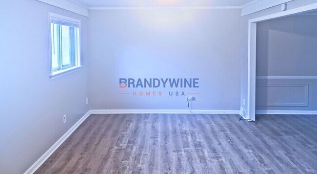 Building Photo - SPACIOUS 3 BR with FENCED-IN BACKYARD!! Ap...