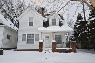 Building Photo - 913 E Washington St