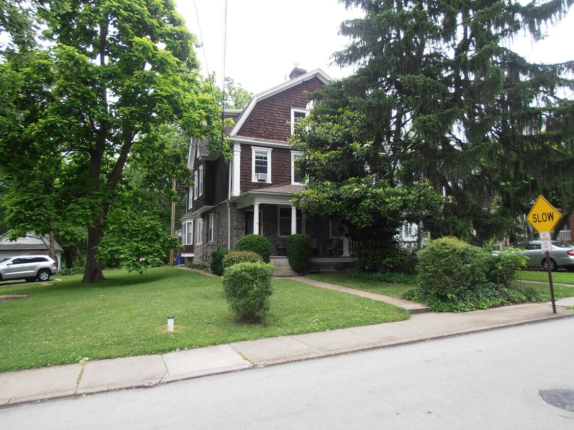 Primary Photo - 160 Lismore Ave