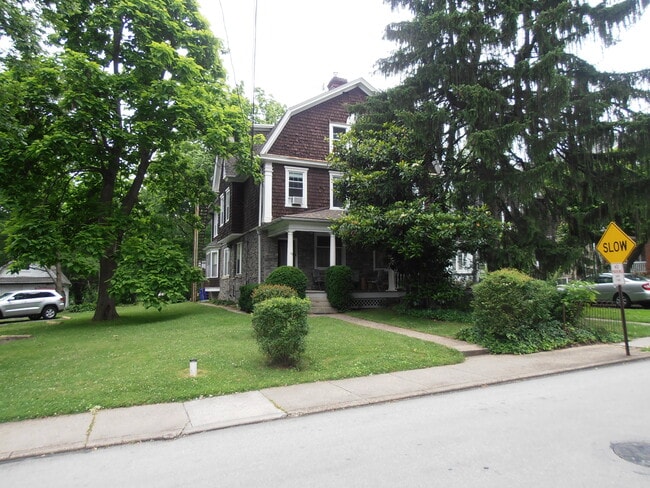 Building Photo - 160 Lismore Ave