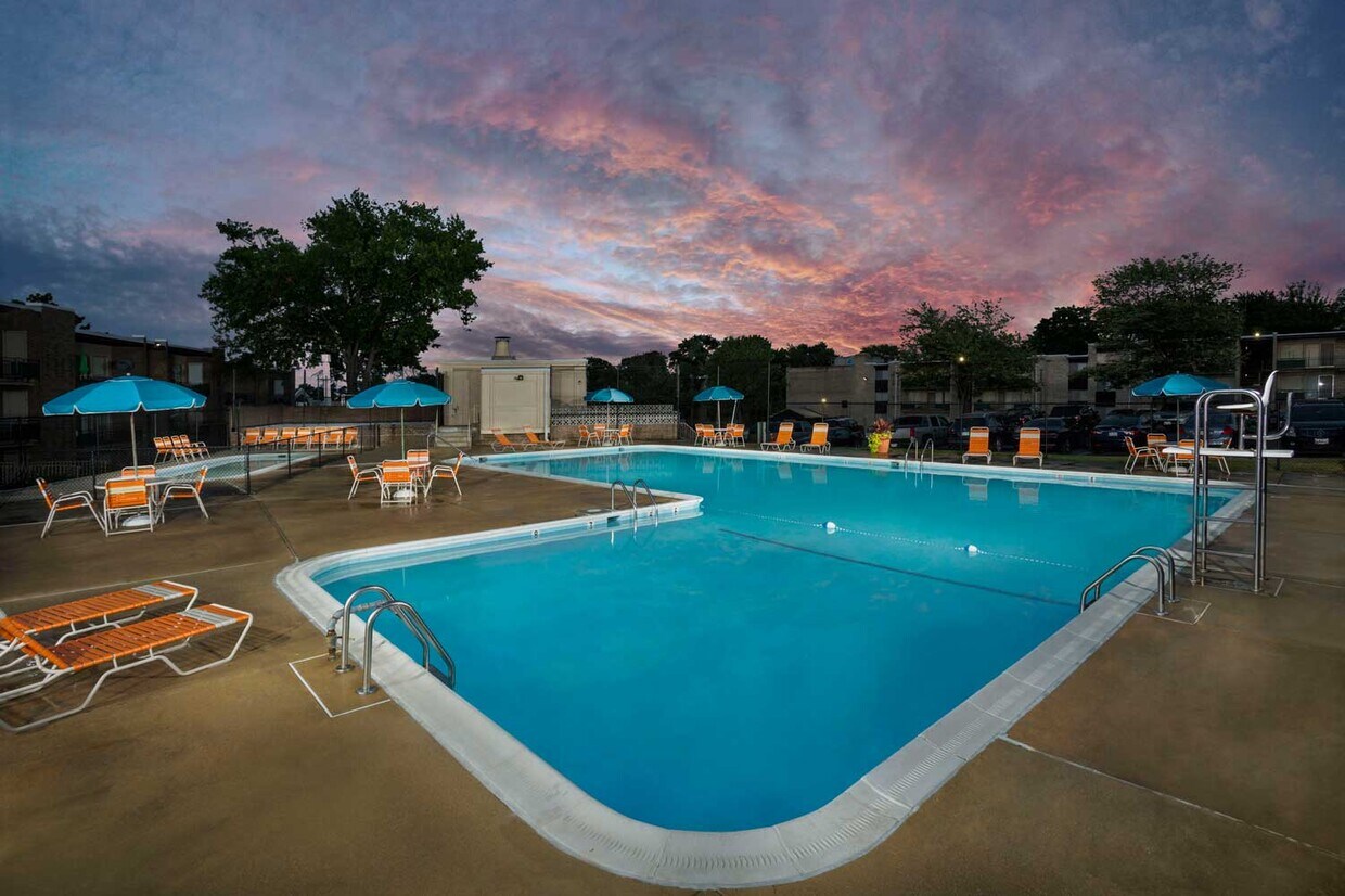 Relajante piscina y piscina de poca profundidad en Heritage Square Apartments - Heritage Square Apartments
