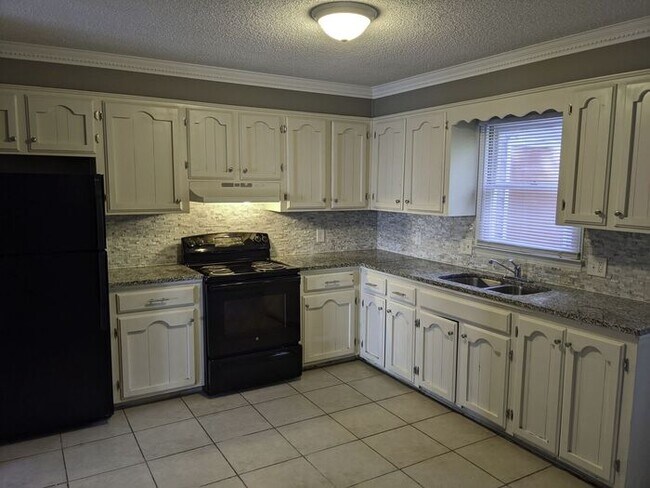 Building Photo - 1374 McDow Dr