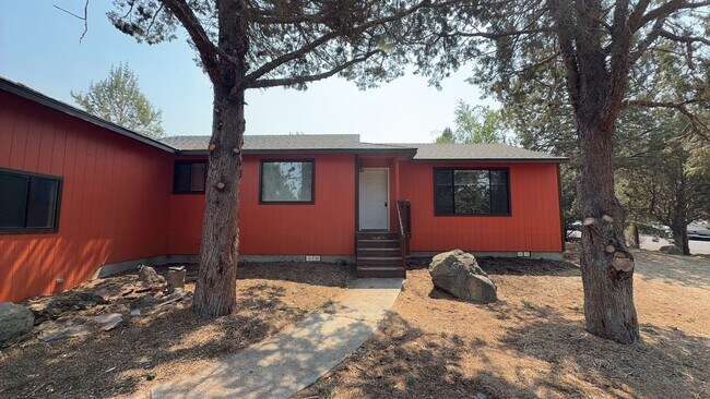 Building Photo - 3 Bedroom / 2 Bathroom Home in NE Bend.