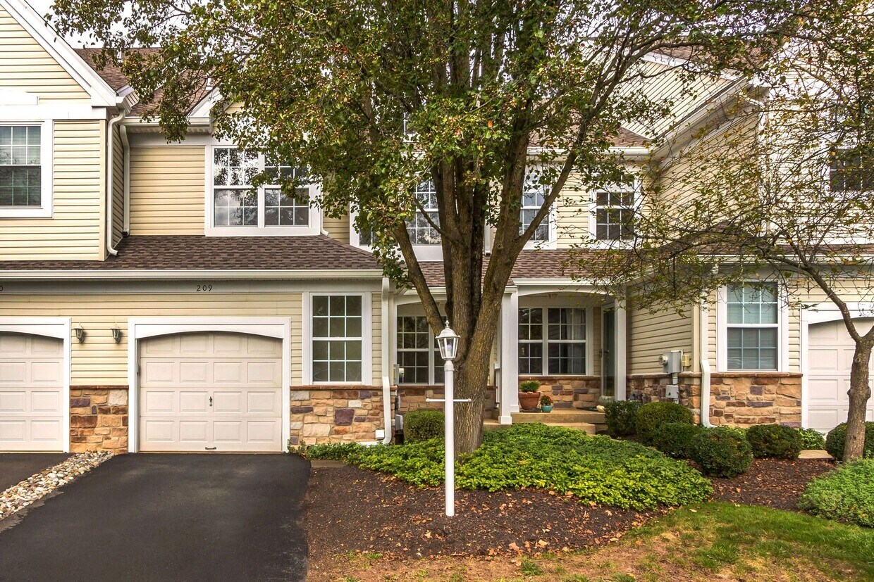 Primary Photo - 209 Leeds Ct