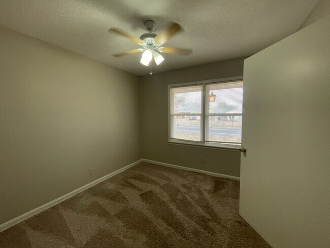 Building Photo - Colonial Hills' adorable home!