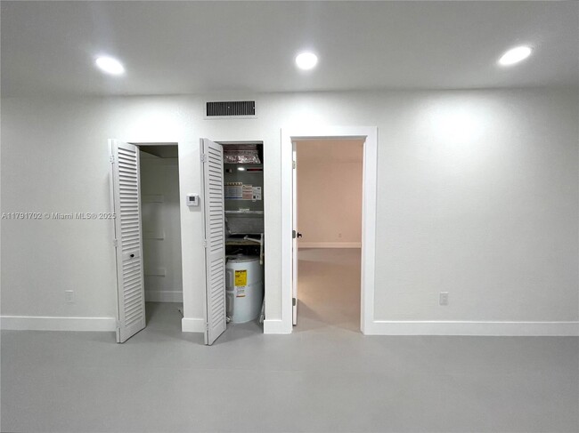 Building Photo - 1035 W 77th St