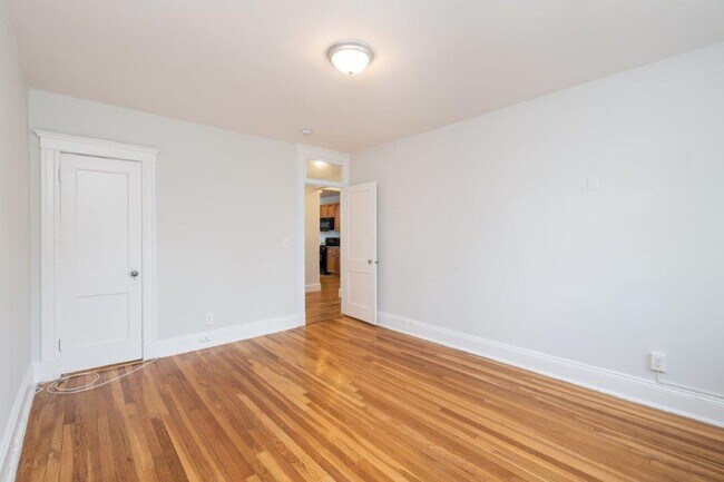 Building Photo - Pet Friendly Apt Near Cleveland Circle w H...