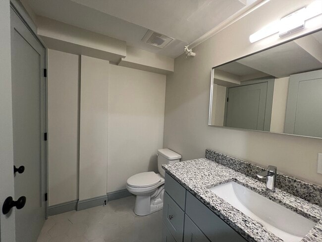 Building Photo - 160 Seabury St