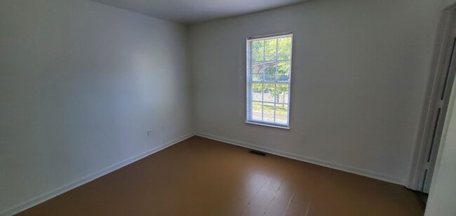 Building Photo - 3 Bedroom 2 Bathroom Duplex