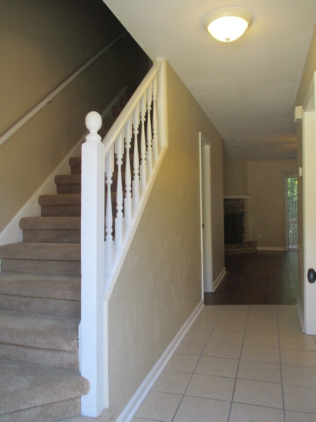 Foto del edificio - Stunning 2 Bed, 2 1/2 Bath Townhouse Available July 2026