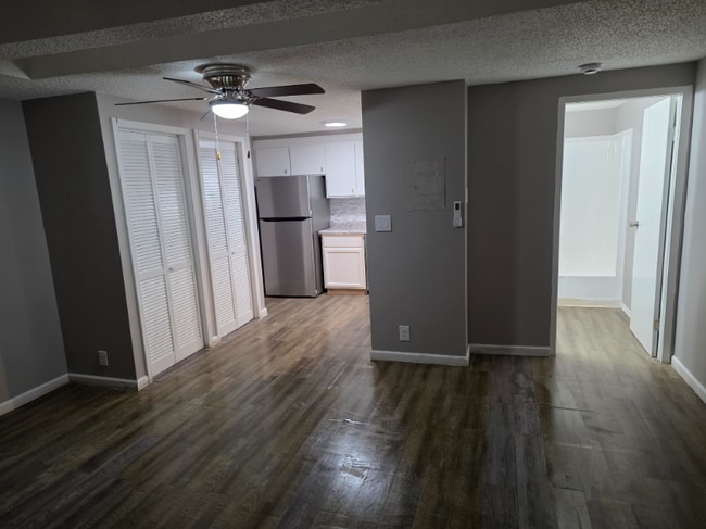 Building Photo - 734 N Country Acres Ave