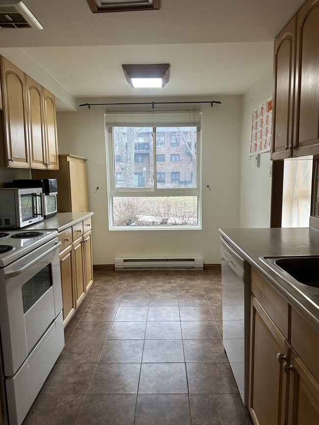 Building Photo - 43 Taunton Rd E